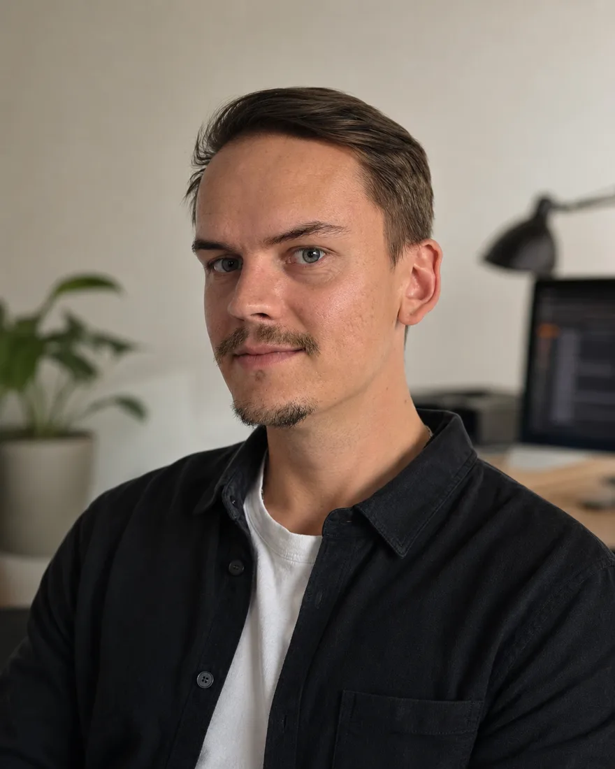 Maximilian Steglich, Inhaber von neweb studio, am Arbeitsplatz