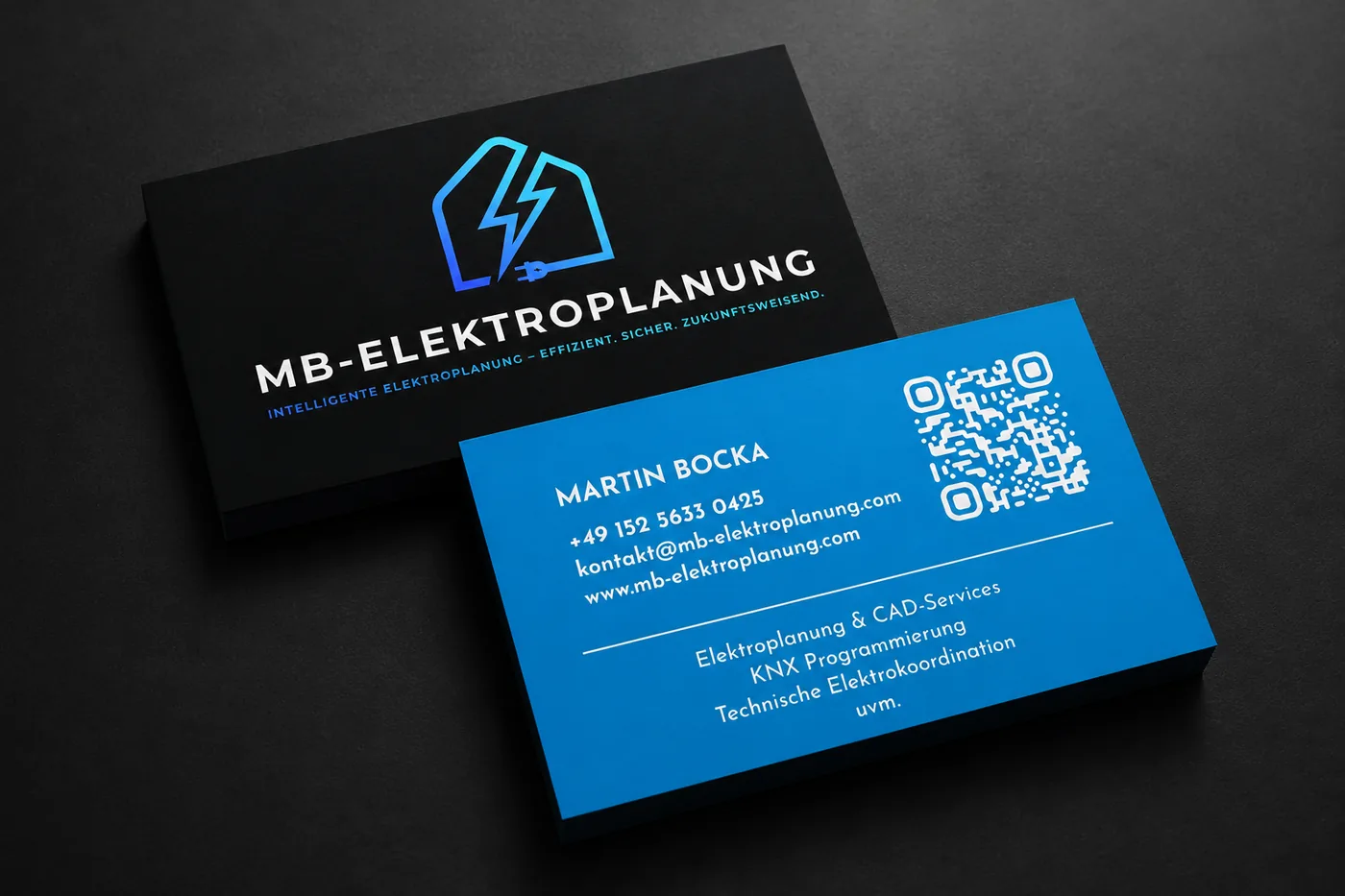 Doppelseitige Visitenkarte von MB-Elektroplanung, schwarze Vorderseite mit blauem Logo, blaue Rückseite mit Kontaktdaten, QR-Code und Leistungen