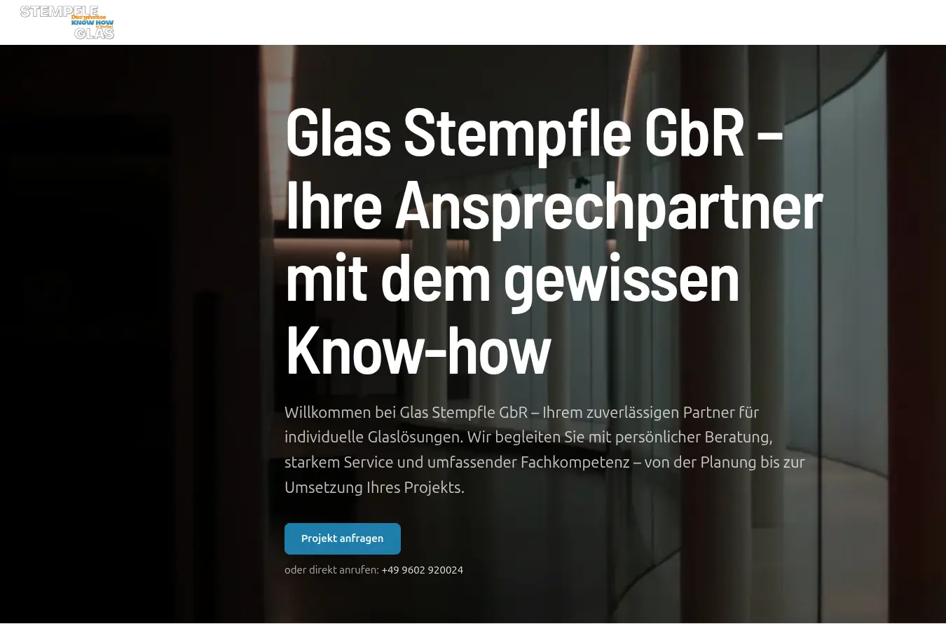 Seitenanfang von stempfle-glas.de: Über einer Aufnahme einer Glasfassade steht „Glas Stempfle GbR – Ihre Ansprechpartner mit dem gewissen Know-how“, darunter die Einleitung, die Aktion „Projekt anfragen“ und die Telefonnummer.